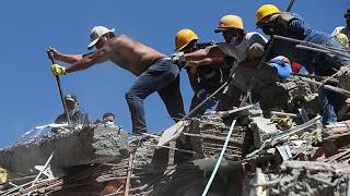 Los colombianos se movilizan para rescatar a los supervivientes