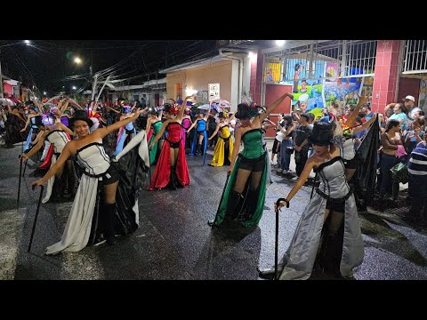 Desfile de banda nocturno en las calles de Sonsonate despidiendo el mes cívico 