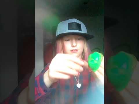 Antistressball aufschneiden