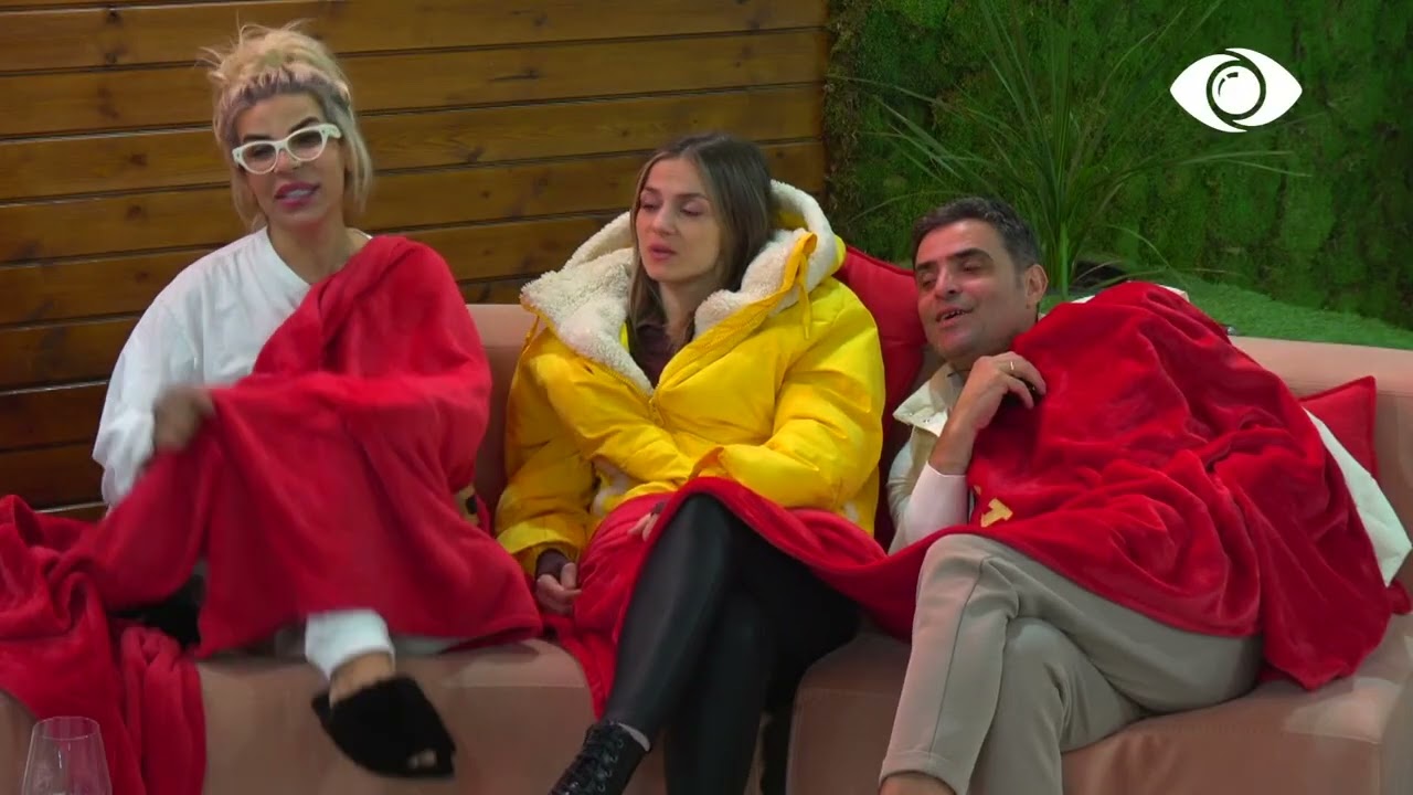 Banorët këndojnë serenata korçare