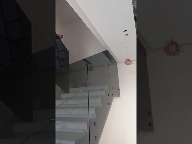 درابزين زجاج أسود