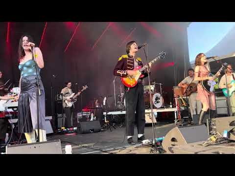 Festif! | Le Roy, la rose et le lou[p] en ouverture de la soirée du vendredi à la Scène Desjardins.