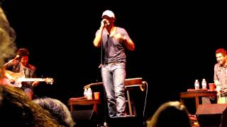 luke bryan performing &quot;good directions&quot;