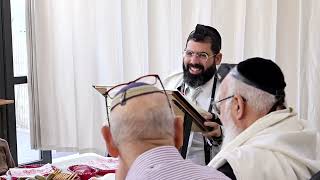 סיום סדר נזיקין ¤ הרב נתנאל אברז'ל ¤ בית הכנסת "בית מרדכי" (מוסדות תורת דוד) - התמונה מוצגת ישירות מתוך אתר האינטרנט יוטיוב. זכויות היוצרים בתמונה שייכות ליוצרה. קישור קרדיט למקור התוכן נמצא בתוך דף הסרטון