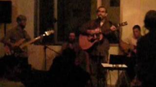 Benyamin Steinberg Performs Shlomo Carlebach's Simcha L'artzecha 2009 (הזמר והיוצר בנימין שטיינברג) - התמונה מוצגת ישירות מתוך אתר האינטרנט יוטיוב. זכויות היוצרים בתמונה שייכות ליוצרה. קישור קרדיט למקור התוכן נמצא בתוך דף הסרטון