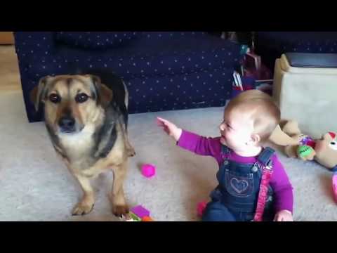 Baby bekommt Lachanfall wegen Seifenblasen