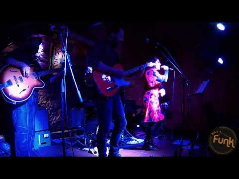 MalaFunk at "La Bodegueta de Viladecans", playing "Nakamarra" by Hiatus Kayote