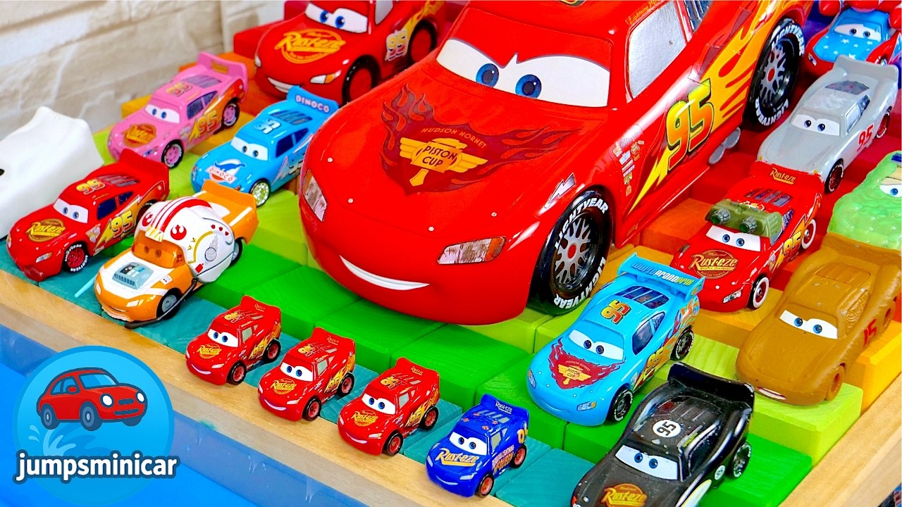 Disney Pixar Cars ☆ 70台以上のマックィーンがカラフルな階段を転がって水に落ちちゃう♪