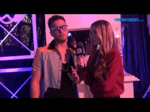 Gustavo Elis le hace una propuesta de navidad a su novia Corina Smith