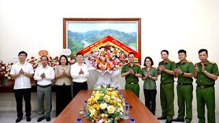 Lãnh đạo phường Tam Điệp thăm, tặng hoa chúc mừng Công an phường nhân kỷ niệm 81 năm Ngày truyền thống Công an nhân dân (19/8/1945 - 19/8/2026)