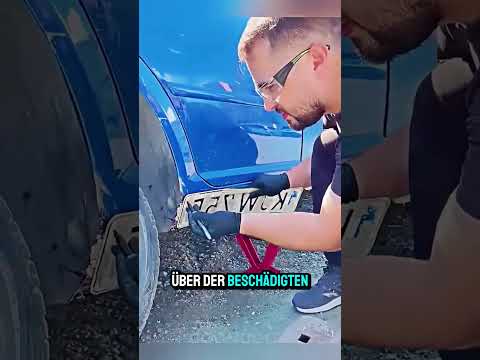 Er repariert die Autotür