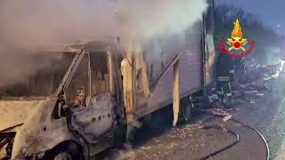 autocarro-in-fiamme-sull-a16-l-intervento-dei-vigili-del-fuoco
