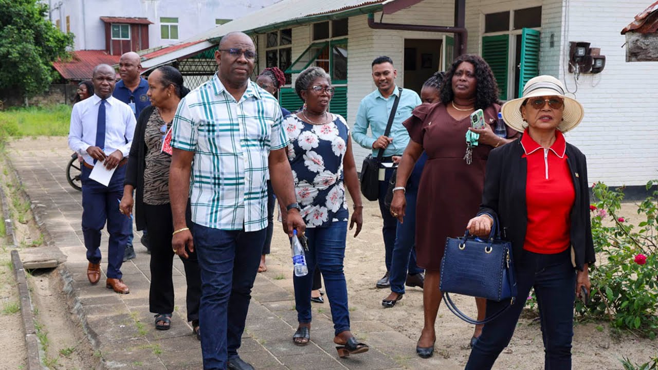 Commissie SOZAVO krijgt inzicht in zorg en uitdagingen bij Ashiana en Esther