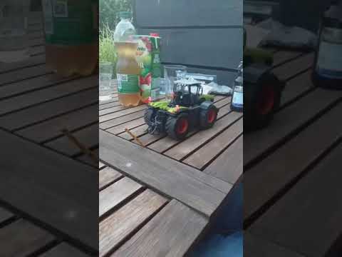 RC Siku Traktor überfährt Salzstange
