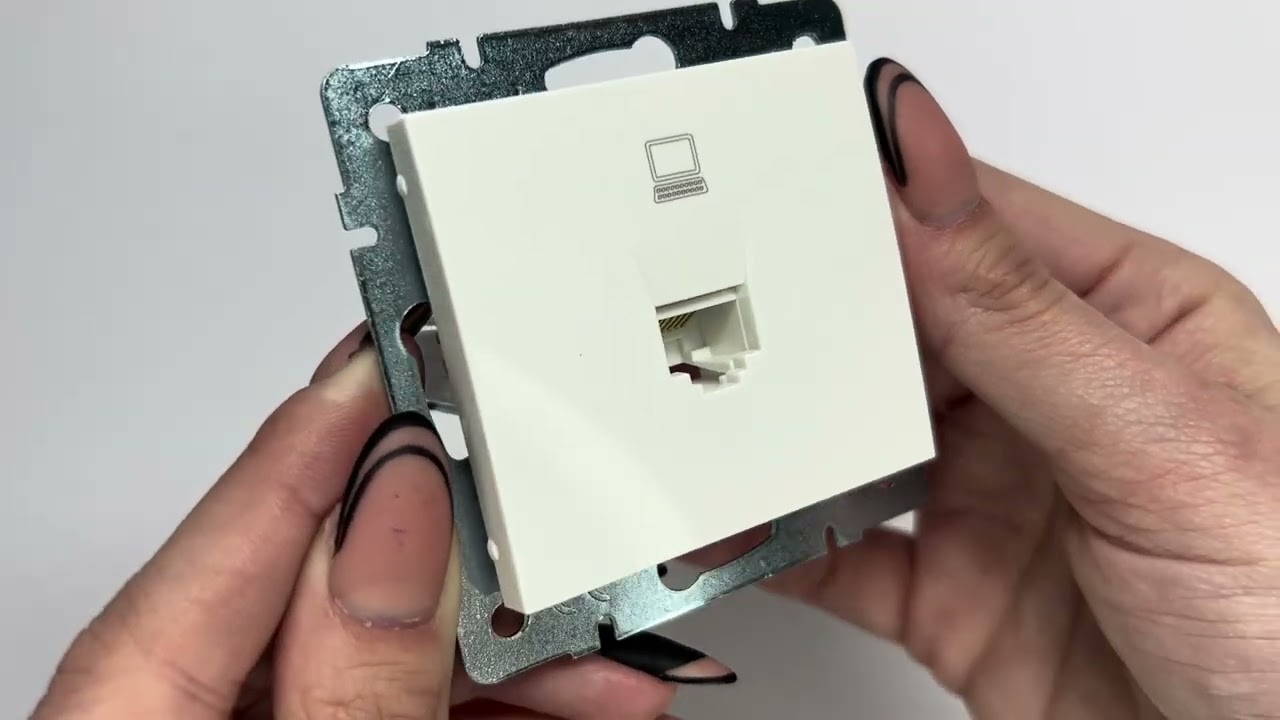 Розетка одинарная компьютерная RJ-45 LEZARD Rain белая 703-0288-139