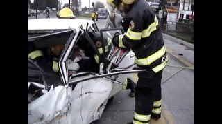 preview picture of video 'Bomberos 12 Forzando Puerta en Rescate'