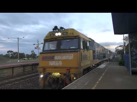 NR69, NR117, G530 3PM4 Steel Passing North Shore Station