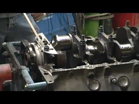 Looking at the oil baffle and installing pistons in the Marine Oldsmobile Big Block