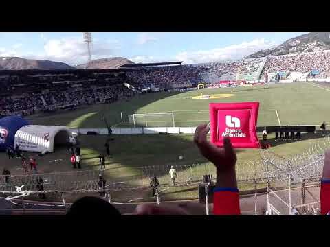 "Entrada y recibimiento de la Ultra Fiel!! Contra el keko!ðŸ¦ðŸ†" Barra: La Ultra Fiel • Club: Club Deportivo Olimpia