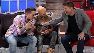 Arcangel y De la Ghetto llaman por celular a Daddy Yankee en television