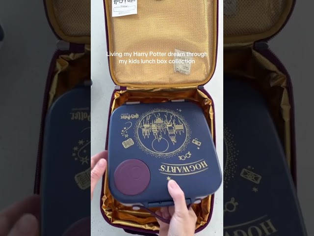 Vídeo relacionado con b.box Harry Potter Mini Lunch Box Niños | Fiambrera Infantil Bento con 3 Compartimentos (2 Herméticos) | Fiambrera Niños Ideal para Almuerzos y Picoteo | Cabe 1 Fruta Entera | Sin BPA