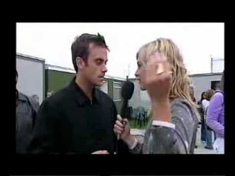 Robbie Williams tries to "pick up" Fearne Cotton