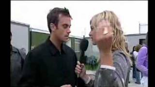 Robbie Williams tries to &quot;pick up&quot; Fearne Cotton