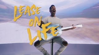 Kadr z teledysku Lease On Life tekst piosenki Andy Grammer