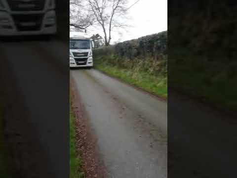 Cyclist vs lorry driver {road rage🤬}
