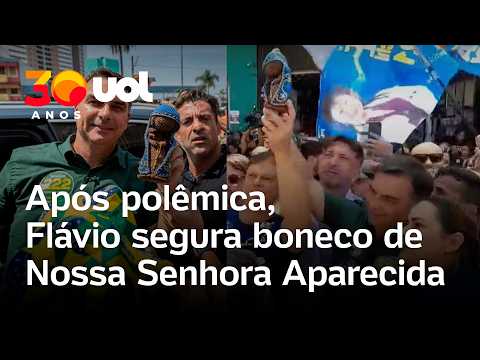 Flávio Bolsonaro segura boneco de Nossa Senhora Aparecida após polêmica com a padroeira do Brasil