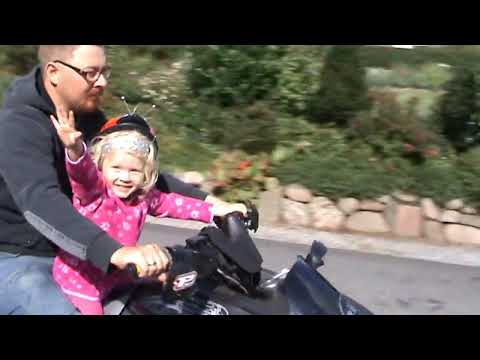 De skrigende halse prøver fars ATV