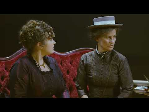 Ett dockhem – Ett drama om bilderna vi älskar att skapa och bilderna som snärjer oss.