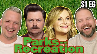 Reacción HILARANTE de chicos británicos a Parks and Recreation - Temporada 1, Episodio 6, Rock Show