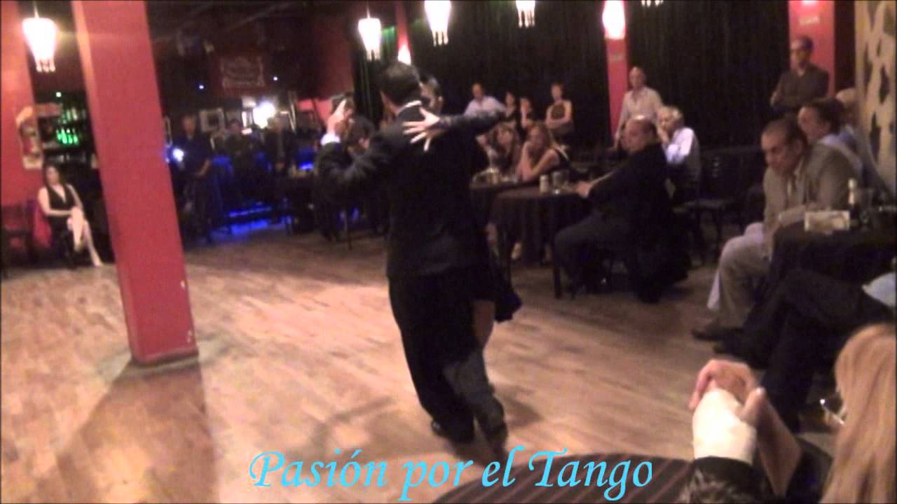JIMENA HOEFFNER y FERNANDO CARRASCO Bailando el Tango DE FLOREO en la MILONGA DE LAS MOROCHAS