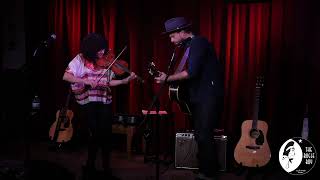 Carrie Rodriguez &amp; Luke Jacobs: "She Ain't Me"