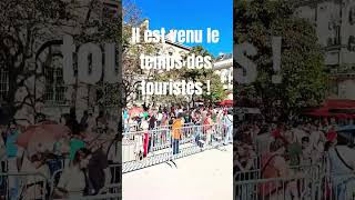 Tourisme de masse à la cathédrale Notre-Dame de Paris.