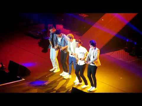 (HD) One Direction - Live While We're Young - Madison Square Garden, New York