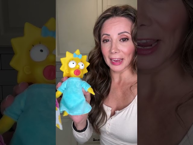 Vídeo relacionado con Disney The Simpsons Lisa Plush cuenta con cuerpo de tela suave con cabeza esculpida con licencia oficial