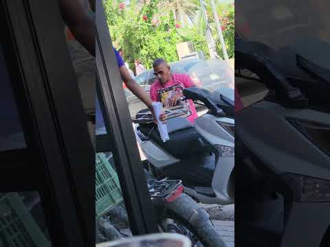 How to carry pizza on a scooter! 🤣