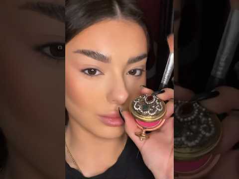 Iconic beauty accessories worthy of an icon. Keisi Pengili stays flawless with Keisi Cosmetics.