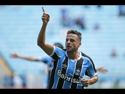 Grêmio sofre, mas com gol de Bobô, vence o Novo Hamburgo