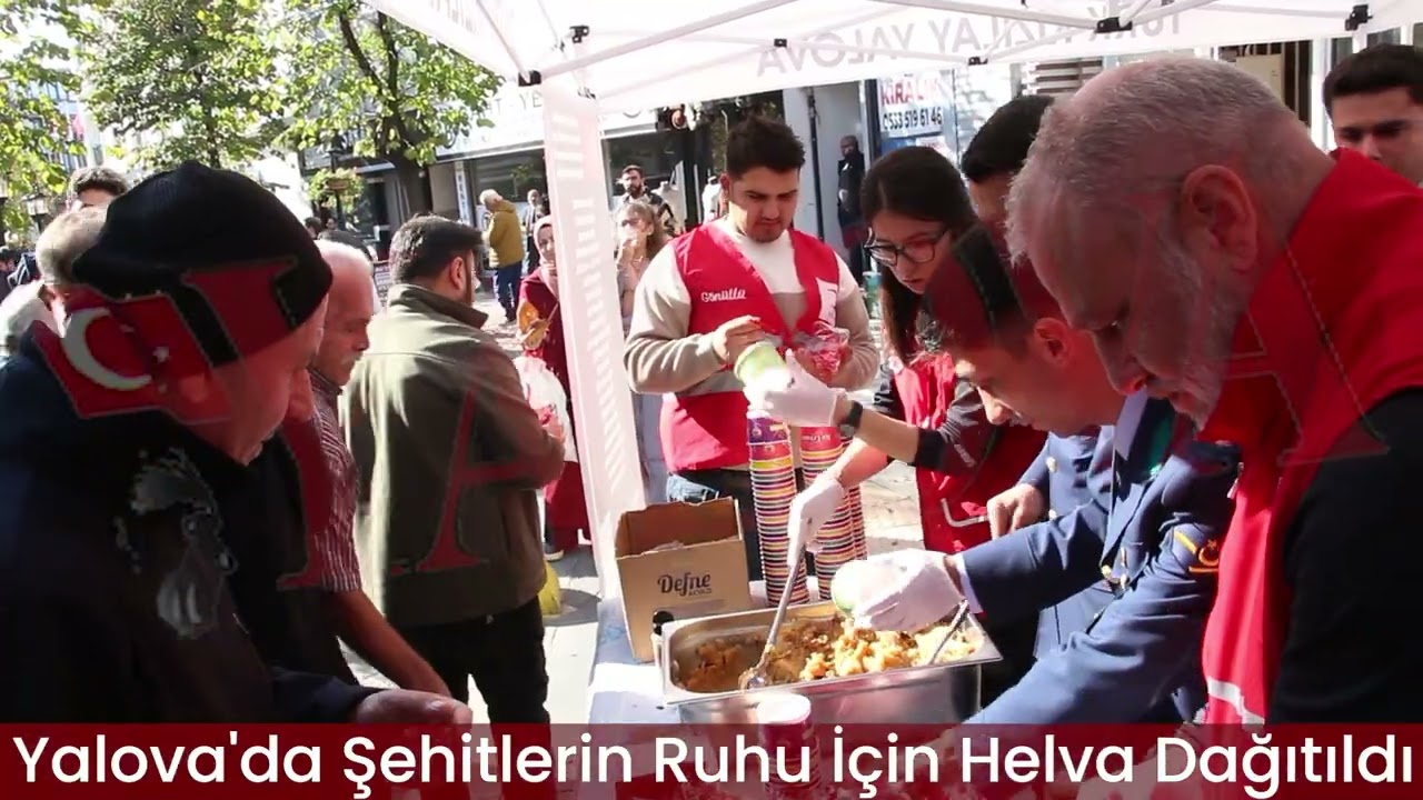 Yalova'da Şehitlerin Ruhu İçin Helva Dağıtıldı