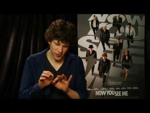 , title : 'Jesse Eisenberg Does Some Magic From ’Now You See Me’ - Univision Noticias'