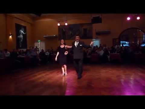  El Pibe Avellaneda  and  Ana Migoni  are  dancing  to  the  vals  "  Un Placer  "  by  Juan D'Arienzo