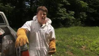 preview picture of video 'Indiana Beekeepers | The Weekly Special'