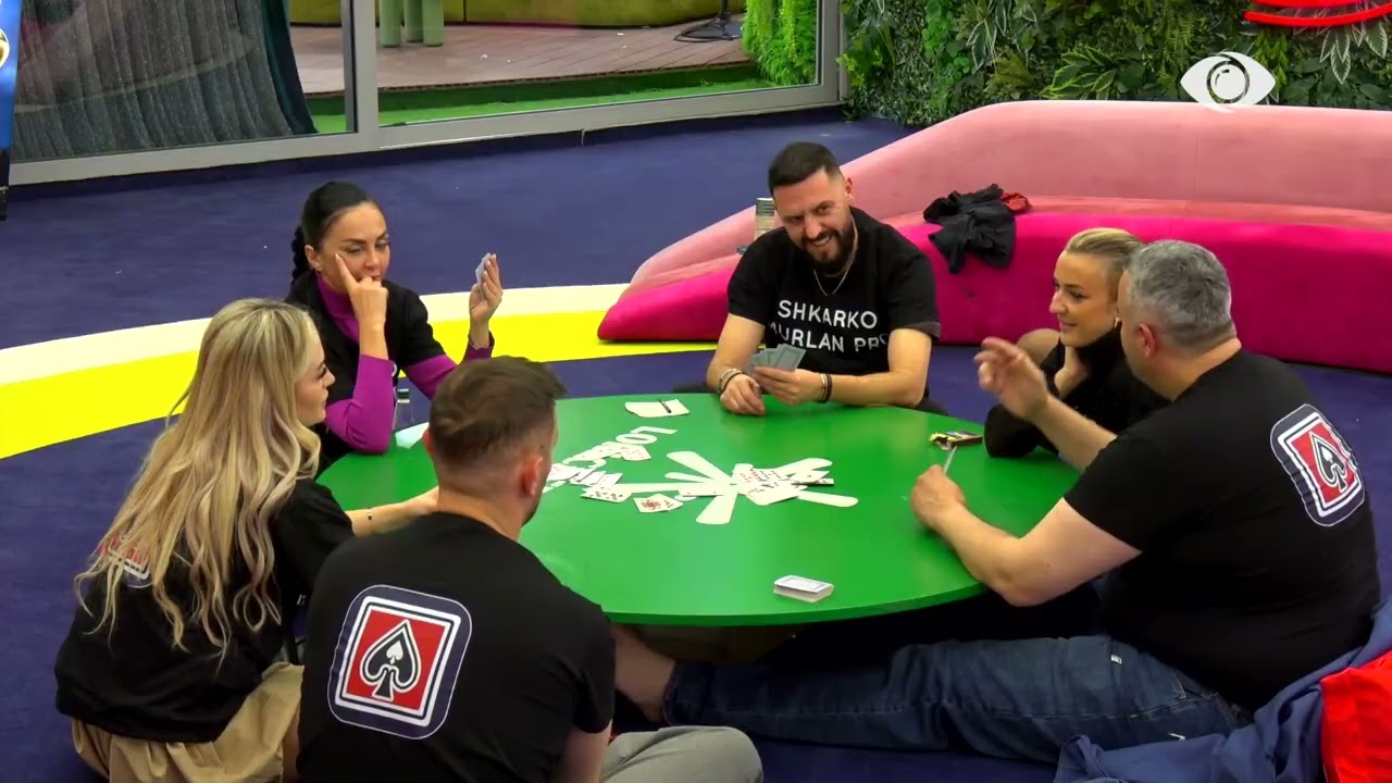 Banorët luajnë së bashku Murlan