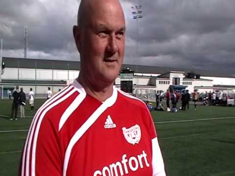 Västerbottens Provinsbanks Jan Nilsäter intervjuas under Umeå FC:s Företagscup