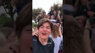 NEKFEU : ses fans chantent son hit « On verra » !