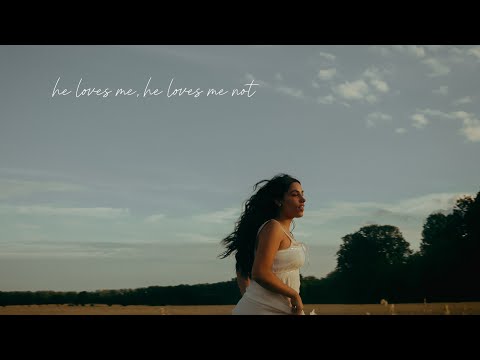Layla Scarlet - he loves me, he loves me not (Lyric Video)