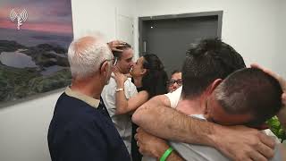 מרגש: אריאל ודוד קוניו פוגשים את בני המשפחה (חדשות ערוץ 7) - התמונה מוצגת ישירות מתוך אתר האינטרנט יוטיוב. זכויות היוצרים בתמונה שייכות ליוצרה. קישור קרדיט למקור התוכן נמצא בתוך דף הסרטון מרגש: אריאל ודוד קוניו פוגשים את בני המשפחה (חדשות ערוץ 7) - התמונה מוצגת ישירות מתוך אתר האינטרנט יוטיוב. זכויות היוצרים בתמונה שייכות ליוצרה. קישור קרדיט למקור התוכן נמצא בתוך דף הסרטון